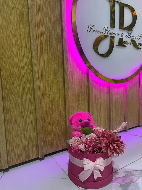 Box de fleurs avec ourson rose pour naissance fille à Tetouan