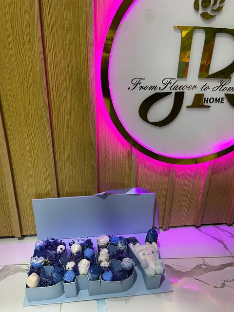 Coffret de fleurs et chocolats pour naissance garçon à Tetouan