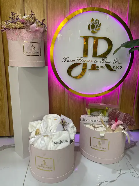 Coffrets de vêtements pour bébé et fleurs à Tetouan