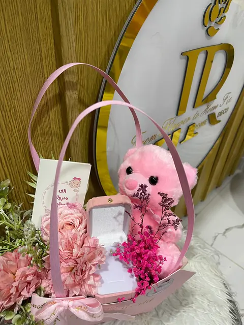 Panier cadeau rose avec fleurs pour naissance fille à Tetouan