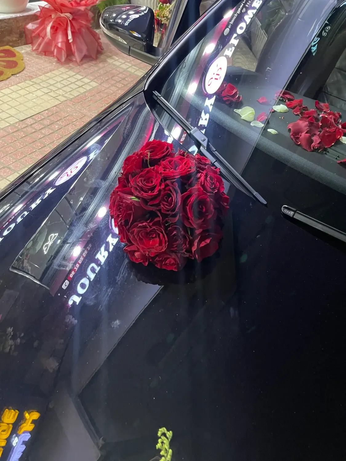Red Rose Hood car decoration by Joury Flowers