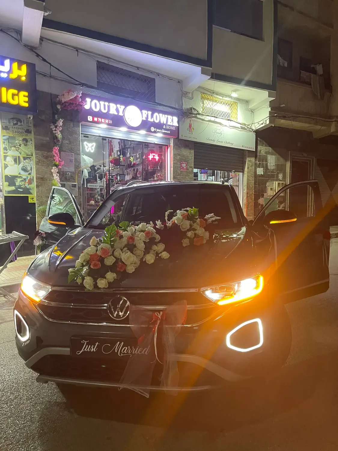 Warm Arrival Glow car decoration by Joury Flowers
