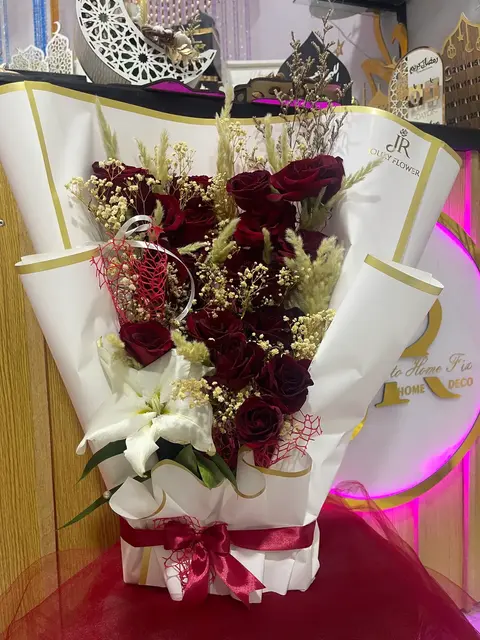 Bouquet bordeaux assorti à la décoration de voiture à Tetouan