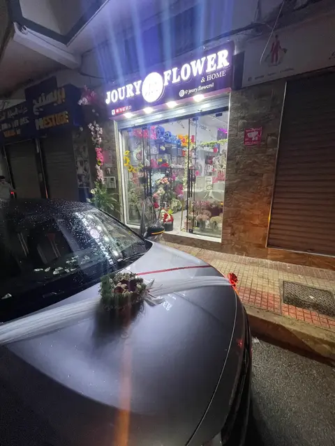 Bouquet floral sur capot de voiture de mariage à Tetouan