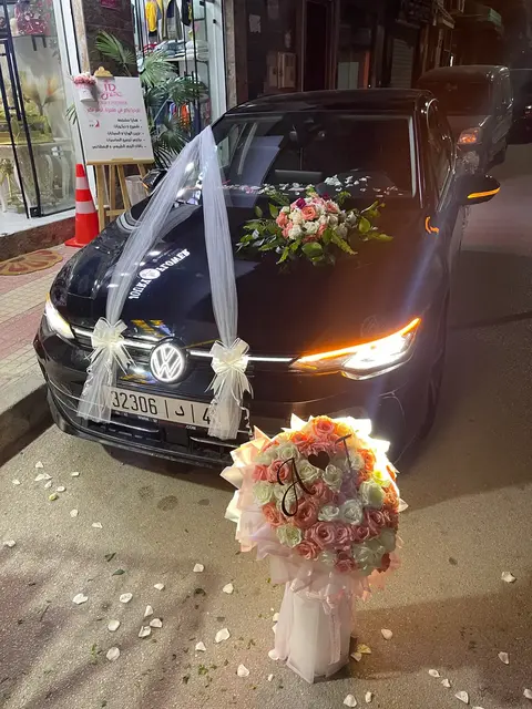 Voiture de mariage avec bouquet et pétales à Tetouan
