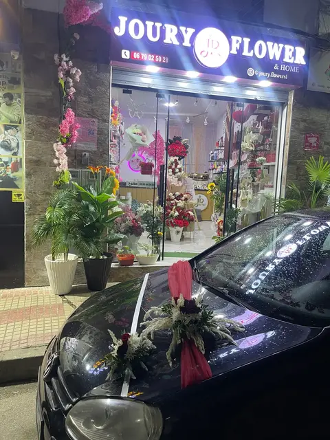 Fleurs rouges et blanches sur voiture de mariage à Tetouan