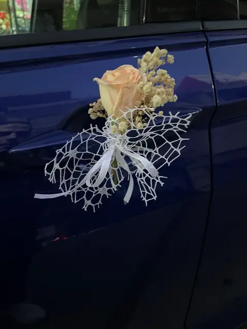 Fleur beige et ruban sur portière à Tetouan