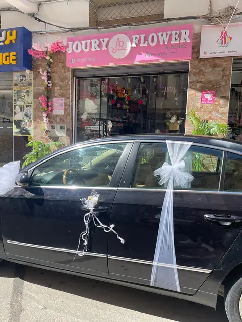 Voiture de mariage décorée de nœuds blancs à Tetouan