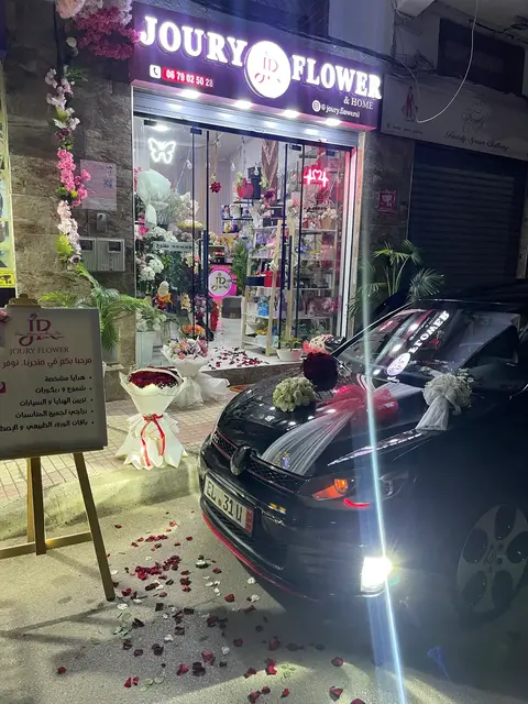 Voiture noire décorée avec fleurs et pétales de roses à Tetouan