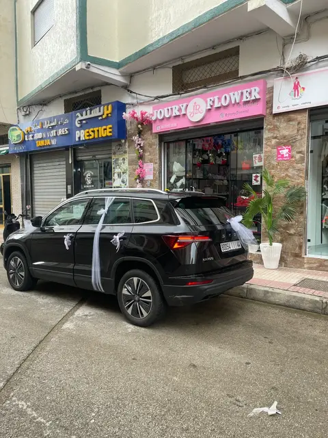 Décoration florale discrète sur SUV noir à Tetouan